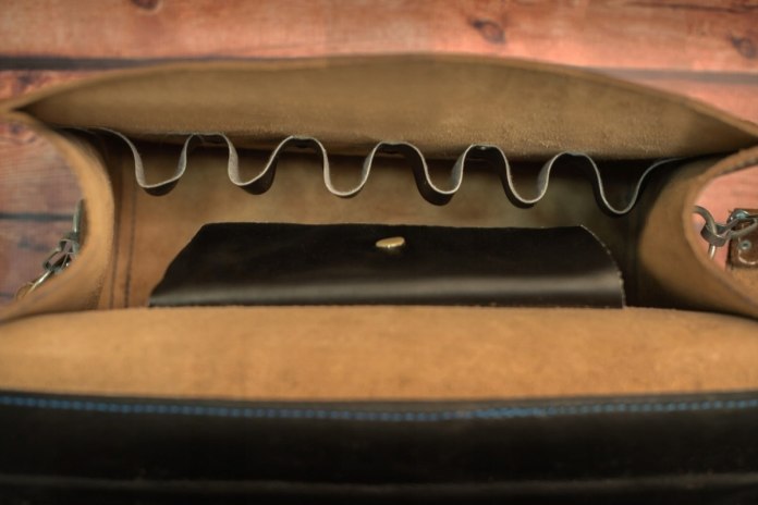 Ręcznie szyta skórzana torba monterska czarna mała - wymiary 35x25x15 cm